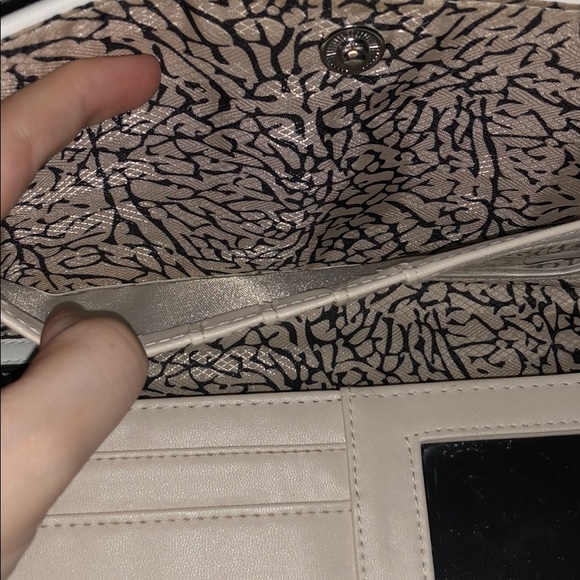 Max Studio White Flower Crossbody - Picture 6 of 8